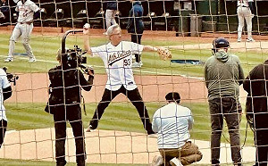 舊⾦山台灣⽇「黃仁勳開球」嗨翻全場　蕭美琴錄影片為台美友誼喝采