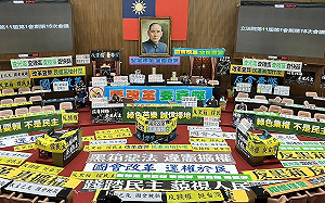 現場直擊》立院布條海再現 藍綠一早標語大戰未見衝突