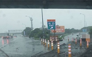 西半部暴雨！國1淹水2車輛受困匝道 積水畫面曝光