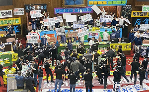 （影）國會職權行使法二讀 綠委朝韓國瑜射紙飛機抗議、藍高舉看板力擋