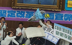 (影)現場直擊》力阻國會改革法三讀 綠黨團向主席台狂丟「藍垃圾」
