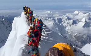 (影) 5死3失蹤！攀聖母峰人潮竟多到要排隊 專家 : 暗藏這些凶險.....