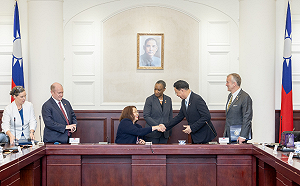 美參議員達克沃絲率團訪台 拜會國安會秘書長吳釗燮