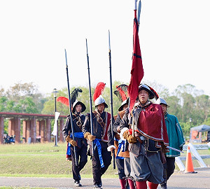 滑獨木舟賞古歐洲軍團表演!端午節遊台南荷蘭村感受異國風情