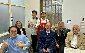 寧夏夜市兆元走動！黃仁勳帶張忠謀與林百里逛夜市續攤