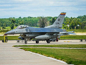 首批烏克蘭飛官赴美國學飛F-16戰機 3人畢業