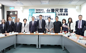 卓榮泰拜會民眾黨團 黃國昌笑說「我今天最溫和」 