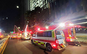 新竹「豐邑晴空匯」大樓火警致2消防員殉職 初估約200人待救援