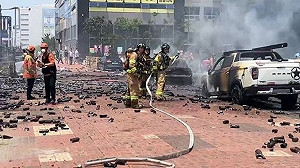 疑亂丟菸蒂惹禍!南韓釜山超市大爆炸 10餘車輛燒剩骨架