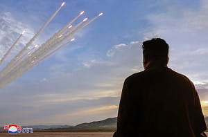 北韓今10連發短程彈道導彈  飛320公里落朝鮮半島東岸外海