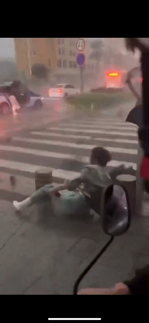 (影) 驚險奇觀! 北京大風 央視大樓十多玻璃清潔工變蜘蛛人 清華大樹倒一地