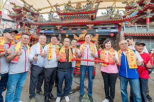 龍潭龍元宮建廟200年祈安遶境 張善政扶轎祈福安康