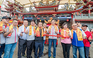 龍潭龍元宮建廟200年祈安遶境 張善政扶轎祈福安康