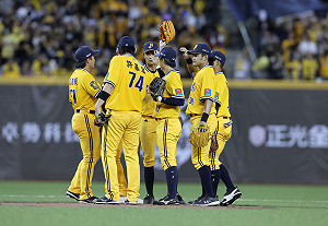 中職龍象戰 兄弟奪勝球員場上擊掌慶祝