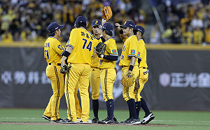 中職龍象戰 兄弟奪勝球員場上擊掌慶祝