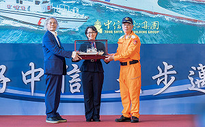 蕭美琴主持海巡CG610永康艦交船 為長濱艦下水擲瓶