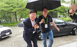 黃仁勳演講 企業大咖無畏風雨、場外如走星光大道