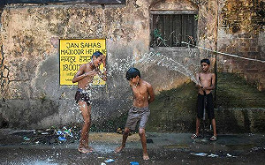 真的熱死人啦！ 印度熱浪來襲 一天內 33 位選舉工作人員死亡