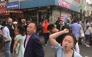 紐約紀念六四遭小粉紅鬧場「滾回台灣」 網酸 : 這麼愛國還在美國