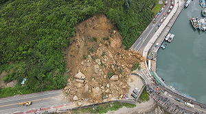 基隆大山崩空拍畫面曝!雙向道路急封閉  公路局公告替代道路