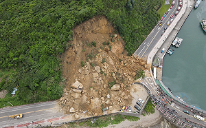 基隆大山崩空拍畫面曝！雙向道路急封閉  公路局公告替代道路
