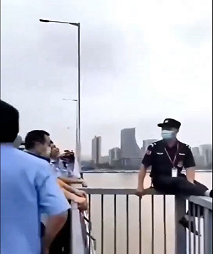 (影) 近水樓台先得跳? 自殺成流行 中國連看橋防自殺的都要跳江了!