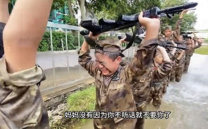 （影）抓孩子頭重覆壓水裏又提起、5歲女童學跳舞傷脊髓 中式「魔鬼訓練」挨批