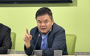 遭民眾黨誣指玩過「球板」  莊瑞雄怒轟：道歉並立刻下架加工圖卡 