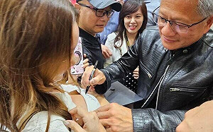 黃仁勳展紳士風度 幫女粉絲「胸簽」引外媒關注！