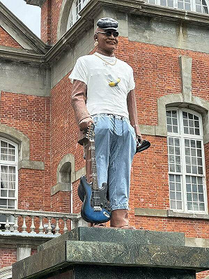 建中蔣介石銅像換裝「搖滾風」 蔣萬安讚:非常有創意