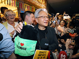黃仁勳:TAIWAN字母就藏AI 理當為世界打造AI基礎