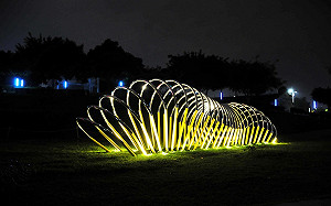 10米巨型毛毛蟲現身台中中央公園 《綠野遊蹤》夜間閃亮現蹤！