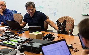 「愛狗派」黃仁勳照片曝光！員工帶狗上班一起開會