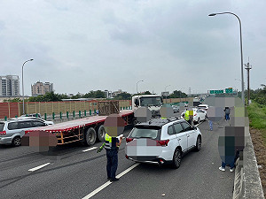 國1台南仁德段4車追撞  造成嚴重回堵 幸無人受傷