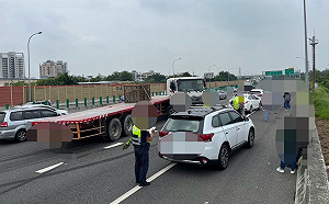國1台南仁德段4車追撞  造成嚴重回堵 幸無人受傷