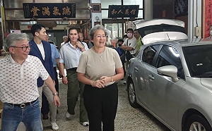 蘇姿丰回台南老家  與家族親友團聚