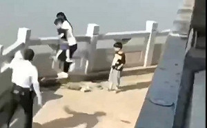 (影) 慘到媽媽帶幼兒跳橋! 多地上演慘劇 中國緊急上鐵圍欄 網譏 : 要不要通電?