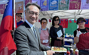 大使美食文化節布拉格登場 台式蔥油餅飄香捷克