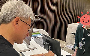 黃仁勳昨晚搭私人專機離台 松機小編曝簽名照網友敲碗喊「抽獎」