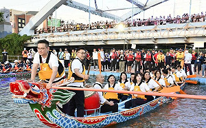 院會激烈碰撞肌肉發達？韓國瑜組隊划龍舟慘敗：立委怎麼這麼脆弱