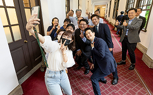 端午前夕 潘孟安率張惇涵、何志偉送芒果感謝同仁