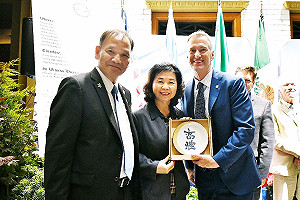 美波特蘭玫瑰節遊行高雄花車奪冠  訪團續36年姊妹市情誼