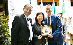 美波特蘭玫瑰節遊行高雄花車奪冠  訪團續36年姊妹市情誼