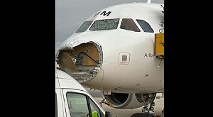 空中驚魂120秒!冰雹擊毀客機機鼻、砸破駕駛艙玻璃