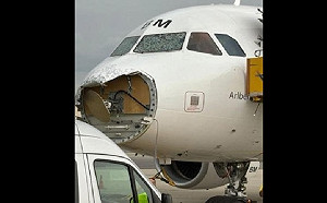 空中驚魂120秒!冰雹擊毀客機機鼻、砸破駕駛艙玻璃