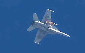 開發超遠程空對空飛彈 美軍大黃蜂掛載空射版「標準-6」驗證