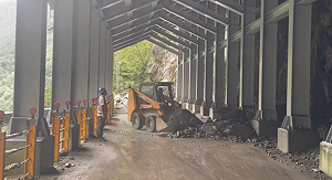 大雨釀災!中橫便道落石不停 公路局:明取消上午7時通行