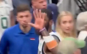 (影)Irving被球迷挑釁！離場「手比五」示意G5見