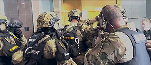 (影) 擊穿電腦殺歹徒!綁炸彈銀行搶匪劫持2人質 遭美特警精準擊斃