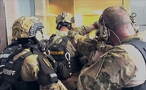 (影) 擊穿電腦殺歹徒！綁炸彈銀行搶匪劫持2人質 遭美特警精準擊斃